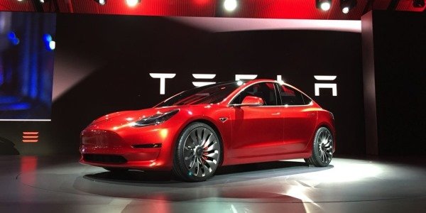 Tesla стала крупнейшей по капитализации автомобильной компанией США