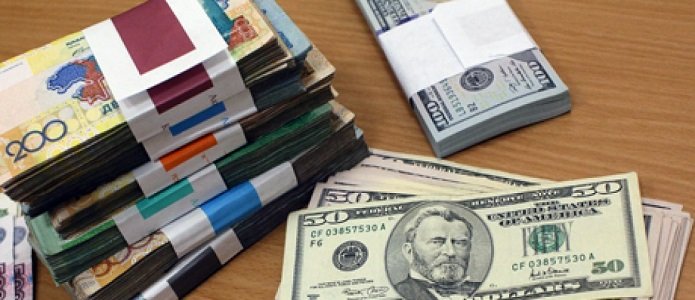 Казахстанский тенге рухнул к доллару на 26%
