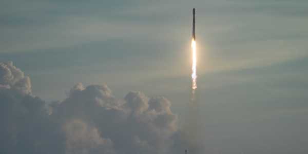 SpaceX заключили пятилетний контракт с ВВС США, а акции Virgin Galactic продолжают падать