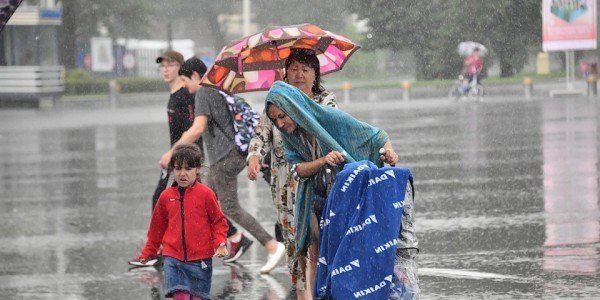 Суперливень ожидается в Москве в понедельник, биржа в Гонконге закрыта из-за черного уровня угрозы из-за ливневых дождей – дайджест Fomag.ru