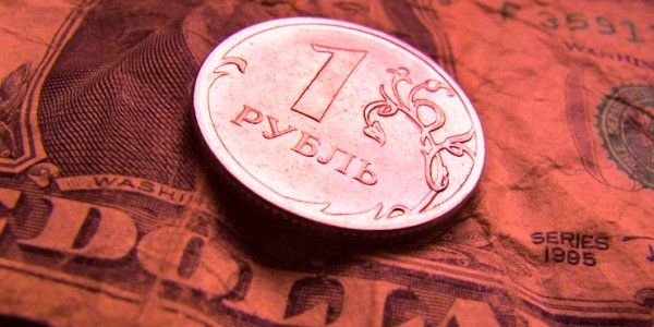 Рубль с честью пережил пик сезонного ослабления
