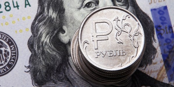Инвесторы продают акции и покупают рубль