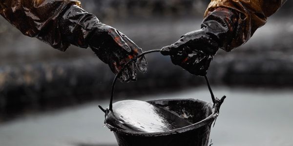 Внезапное сокращение запасов нефти в США подбодрило рубль