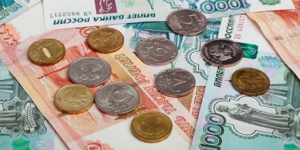Под конец налогового периода доллар обновил минимум с 2015 года