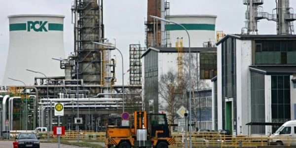 После введения нефтяного эмбарго против России важный НПЗ Германии работает только на 50% мощности