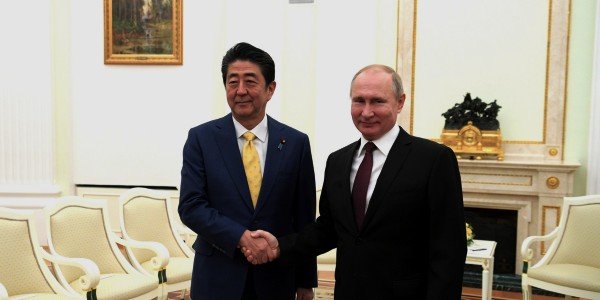Путин о переговорах с премьер-министром Японии, депутаты предложили усилить контроль за ЦБ – дайджест FO