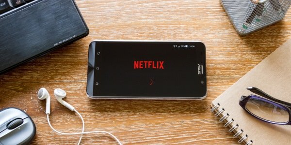 Акции Netflix падают, но аналитики настроены позитивно