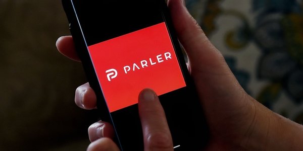 Почему соцсеть Parler перестала работать, и при чем здесь Amazon, Google и Apple