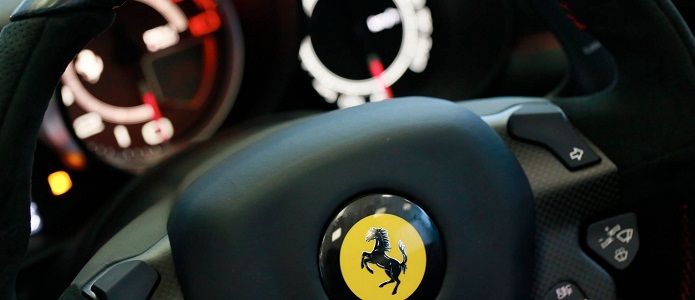 Капитализация Ferrari упала вдвое после IPO