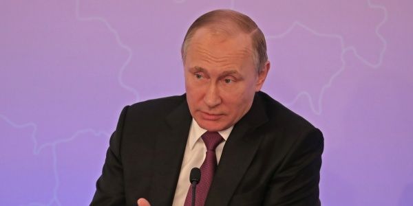 Путин предостерег от преждевременного снижения ставки ЦБ, Евросоюз пригрозил Facebook, Google и Twitter штрафами: дайджест FO