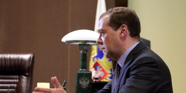 Медведев выступит на Гайдаровском форуме, держатели бондов подали в суд на «Открытие холдинг» – дайджест FO