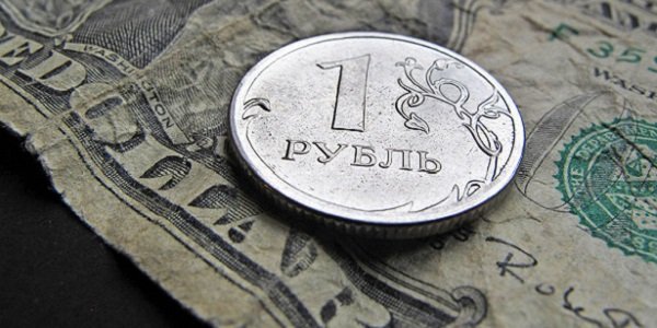 Какие факторы могут обесценить рубль до 66 за доллар