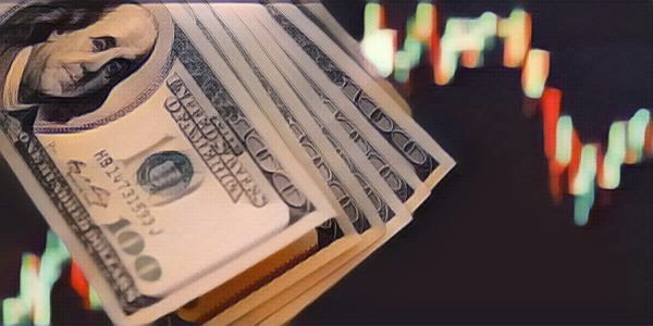 Почему рубль снижается к доллару и евро 