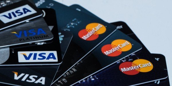 ЦБ рассказал о судьбе пластиковых карт Visa и Mastercard в России