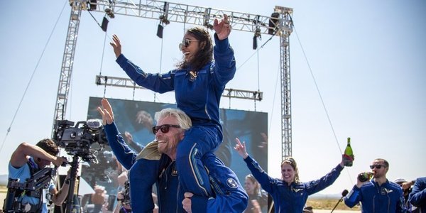 Первый полет основателя Virgin Galactic Ричарда Брэнсона в космос прошел успешно