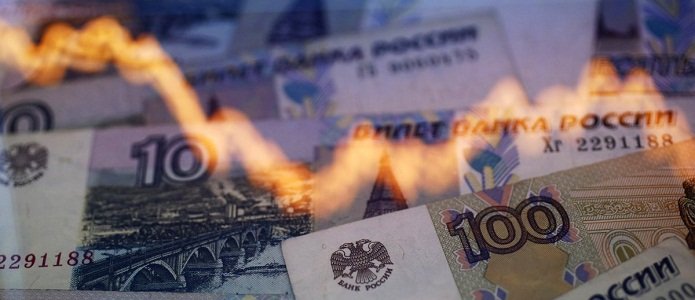 Курс рубля растет к евро и снижается к доллару