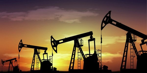 Что поддержало цену на нефть, и как оценивают перспективы торговых переговоров эксперты