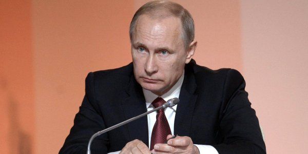 Репортер Bloomberg обнаружил связь между выступлением Путина и падением рубля