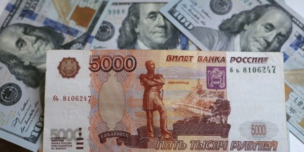 Рубль слабеет на нефтяном негативе понедельника