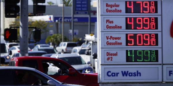 Американцы сокращают расходы из-за высоких цен на бензин