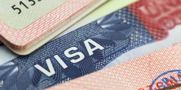 США приостановили выдачу неиммиграционных виз в России, АКРА отразила в рейтинге отток клиентов из банка «ФК Открытие»: дайджест FO