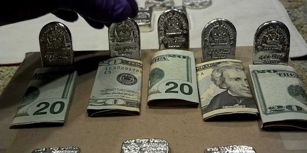 Укрепляющийся доллар давит на стоимость драгметаллов
