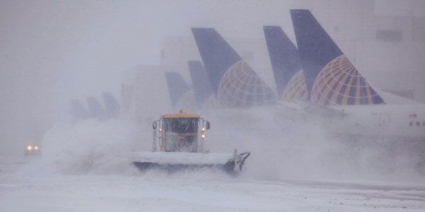 Американский премаркет: снежный шторм приземлил акции авиакомпаний